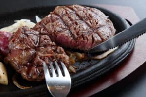 ブログ a steak and fork on a plate